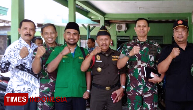 Kapriyanto (tiga dari kiri) ketua PC GP Ansor Bondowoso (FOTO: Moh Bahri/TIMES Indonesia) 