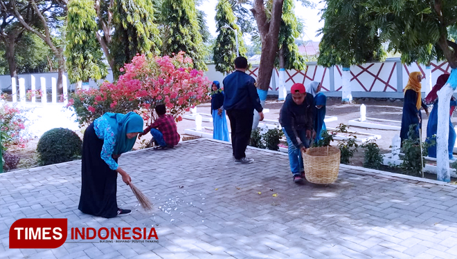 Puluhan mahasiswa Unuja, Paiton, Probolinggo menggelar bersih-bersih makam pahlawan. (FOTO: Dicko W/TIMES Indonesia)