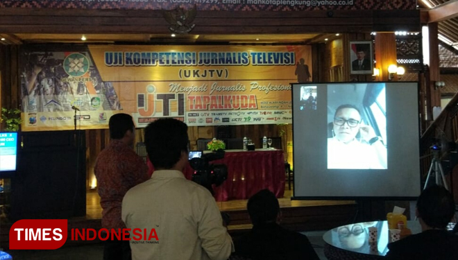 Bupati Abdullah Azwar Anas saat membuka UKJ IJTI Tapal Kuda via streaming. (FOTO: Syamsul Arifin/TIMES Indonesia)