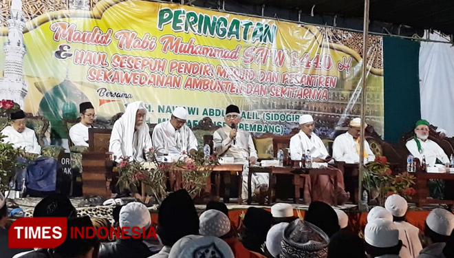 Pengajian KH. Ahmad Mustofa Bisri di Pantai Salopeng, Dasuk Sumenep. (FOTO: Ach. Qusyairi Nurullah/TIMES Indonesia)