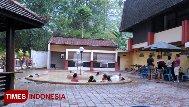 Selalu dipenuhi wisatawan berbagai daerah yang ingin merasakan berendam air panas bak Kendedes, Ratu Kerajaan Singosari. (FOTO: Muhammad Dhani Rahman/TIMES Indonesia) 
