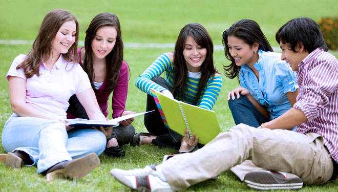 Ilustrasi - Sekelompok mahasiswa belajar bersama di taman (Foto: studentstelkomuniversity)