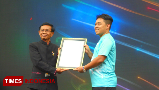 Senior Manager Museum Rekor Indonesia (MURI), Yusuf Madri saat memberikan penghargaan kepada Kabiro Komunikasi PT Semen Indonesia, Sigit Wahono (FOTO: Akmal/TIMES Indonesia). 
