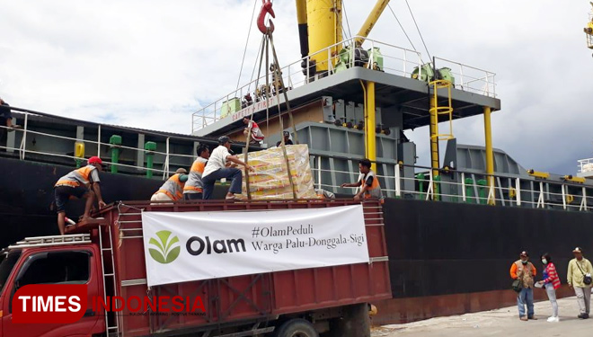 Assistance from OLAM Peduli, is being transferred from the Ship to the logistic truck, to be distributed to victims of natural disasters in Sigi District, Central Sulawesi (PHOTO: OLAM for TIMES Indonesia)