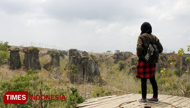 Wisatawan sedang berfoto di dekan wisata Batu So’on atau Stonehenge Van Java, yang ada di Desa Solor Kecamatan Cermee Kabupaten Bondowoso Jawa Timur (FOTO: Moh Bahri/TIMES Indonesia) 