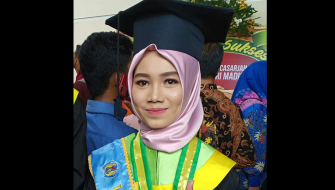 Ririn Dwi Lestari lulusan terbaik dari prodi PGSD UNIPMA. (Asep Amrulah/TIMES Madiun)