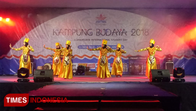 Penampilan budaya dari forum daerah dalam cara Kampung Budaya yang digelar Universitas Brawijaya di gedung Samantha Krida, Minggu (11/11/2018). (FOTO: Lia/TIMES Indonesia)