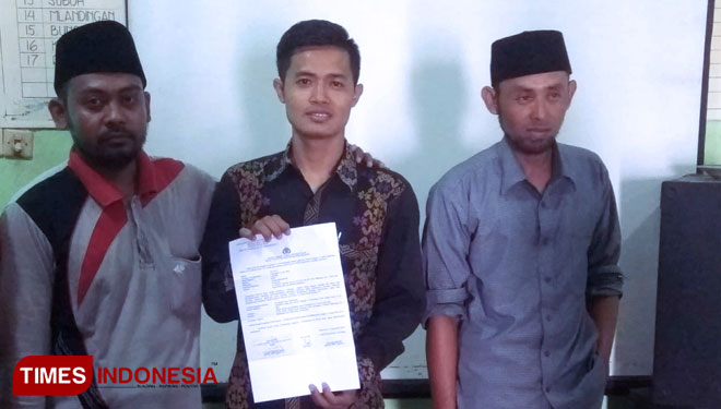 Pengurus ANAHNU melaporkan pemilik akun Facebook yang menghina kiai Kholil Situbondo ke Polres Situbondo. (Foto: Uday/TIMES Indonesia) 