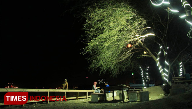 Sejumlah pengunjung menikmati suasana Pantai Bohai di Desa Binor, Kecamatan Paiton, Kabupaten Proobolinggo, saat malam hari.(FOTO: Hendra for TIMES Indonesia)