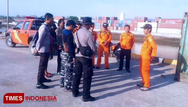 Tim SAR Gabungan Pos Waingapu saat melakukan persiapan operasi di pelabuhan Nusantara Waingapu NTT(FOTO: Habubudin/TIMES Indonesia)