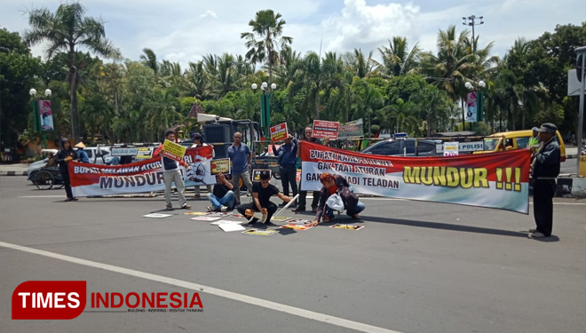 Aksi demonstrasi yang dilakukan puluhan aktivis menyikapi penemuan E-KTP ganda atasnama Bupati Jember dr Faida. (FOTO: Sofy/TIMES Indonesia)
