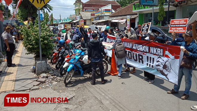 Puluhan aktivis Format saat melakukan aksi demonstrasi di depan Kantor Dispendukcapil. (Foto: Sofy/TIMES Indonesia)