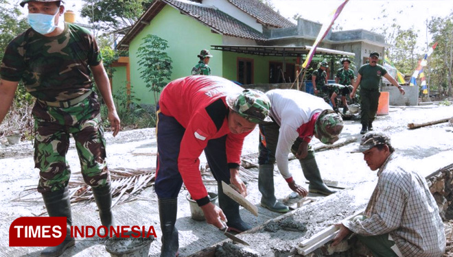 membereskan pengecoran jalan di Dusun Temuwuh Desa Balecatur Gamping Sleman. (FOTO: AJP TIMES Indonesia)