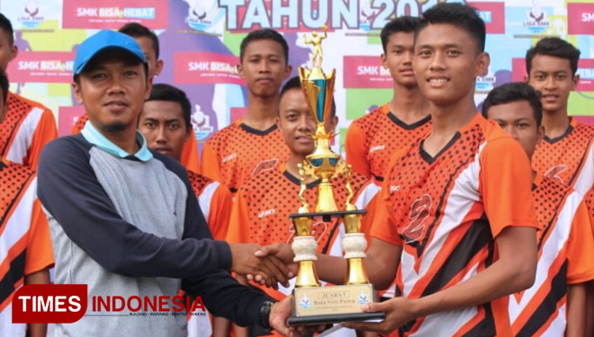 Tim volly putra, SMKN 1 Sambeng, meraih juara 1 Liga SMK se-Kabupaten Lamongan, Senin, (12/11/2018). (FOTO: MFA Rohmatillah/TIMES Indonesia)
