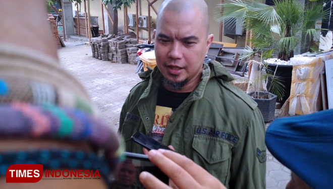 Ahmad Dhani saat ditemui awak media di Polda Jatim, Senin 12/11/2018(FOTO: Nasrullah/TIMES Indonesia)