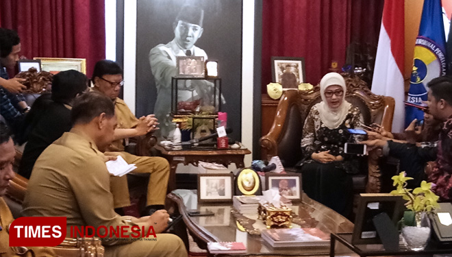 Bupati Indramayu Anna Sophana saat bertemu Mendagri Tjahjo Kumolo di kantor Kemendagri, Jakarta. (FOTO: Hasbullah/TIMES Indonesia)