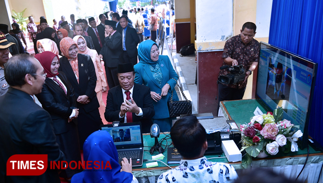 Bupati Lamongan Fadeli menjajal e-SIKLA di halaman Dinas Kesehatan Lamongan, Selasa, (13/11/2018). (FOTO: Siti Nura/TIMES Indonesia)