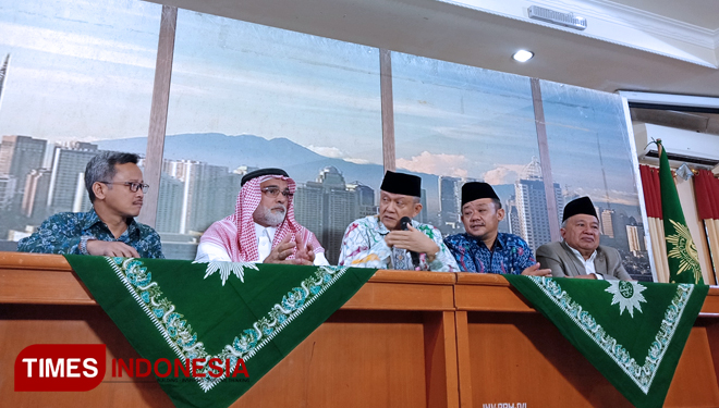 Jumpa pers usai pertemuan Dubes Arab Saudi dan sejumlah tokoh Muhammadiyah, di kantor PP Muhammadiyah, kawasan Menteng, Jakarta Pusat, Selasa (13/11/2018). (FOTO: Rahmi Yati Abrar/TIMES Indonesia)