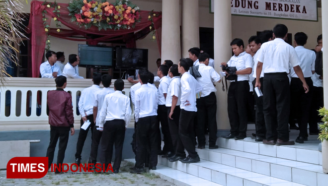 Pelamar CPNS di Kabupaten Bangkalan sebelum memasuki gedung Merdeka untuk mengikuti SKD. (FOTO: Doni Heriyanto/TIMES Indonesia)