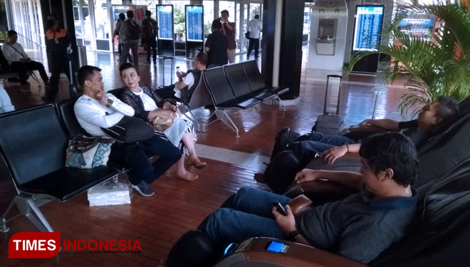 Pengunjung Bandara Soekarno Hatta saat menikmati kursi pijatan ADVANCE Relax And Go (FOTO: Alfi Dimyati/TIMES Indonesia)