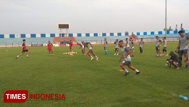 Pemain Persela Lamongan menjalani latihan Stadion Surajaya Lamongan, (FOTO: MFA Rohmatillah/TIMES Indonesia)