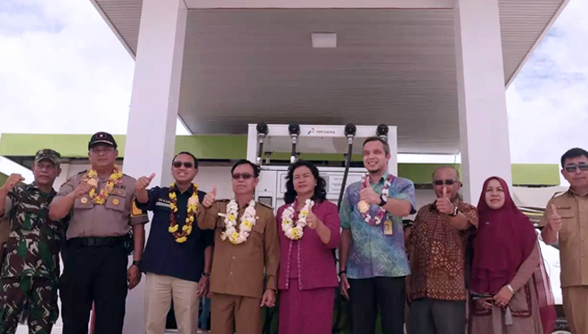 Staf Khusus Menteri ESDM, Hadi M Djuraid ketika meresmikan SPBU Kompak penyedia BBM Satu Harga di Kalimantan Tengah. (FOTO: Istimewa)