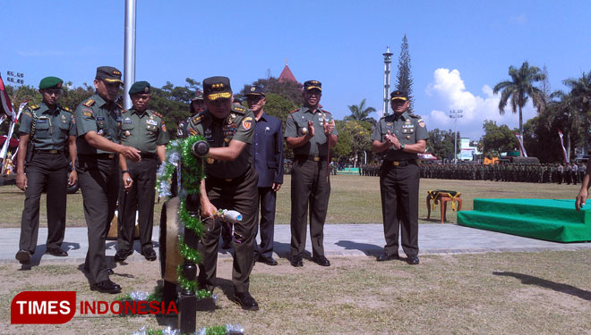 Pemukulan gong oleh  Wakil Kepala Staf TNI Angkatan Darat, Letjen TNI Tatang Sulaiman, dan disaksikan Bupati Salwa Arifin (FOTO: Moh Bahri/TIMES Indonesia) 