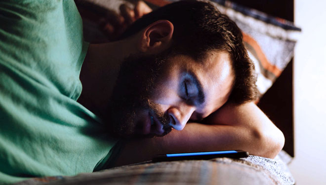 Illustration - The habit of putting a cellphone near you when you sleep (Photo: hellosehat.com)