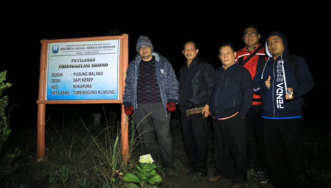 Wakil Bupati Probolinggo H.A Timbul Prihanjoko, saat berada di Bukit Trianggulasi Bromo. (FOTO: Istimewa)