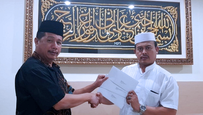 Usamah Hisyam menyerahkan surat pengunduran dirinya kepada Ketua Umum PA 212, Ust. Slamet Ma'arif. (FOTO: Istimewa)