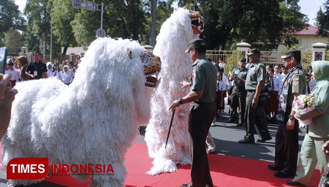 Wakasad atau Wakil Kepala Staf TNI Angkatan Darat, Letjen TNI Tatang Sulaiman (mengenakan selendang batik) disambut aksi heroik seni tradisional Singo Ulung (FOTO: Moh Bahri/TIMES Indonesia) 
