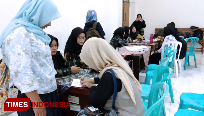 Pendataan peserta donor darah mahasiswa KPI UIN Surabaya. (FOTO: Fajar/DJ TIMES Indonesia)