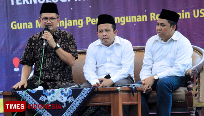 Staf Kementrian Komunikasi dan Informasi (Kominfo) Drs. Gun Gun Siswadi mengajak santri di Bangkalan untuk ikut serta memerangi hoaks. (FOTO: Doni Heriyanto/TIMES Indonesia)