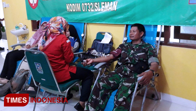 Satgas TMMD mendonorkan darahnya pada penutupan.Kegiatan ini meruapakan bentuk kepedulian prajurit TNI akan kemanusiaan. (FOTO: AJP TIMES Indonesia)