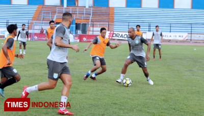 Jamu Arema, Persela Tanpa Bek Andalan