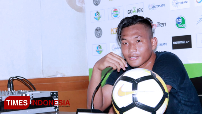 Ahmad Nur Hardianto, memberikan komentarnya pada sesi jumpa pers, di Stadion Surajaya Lamongan, Kamis, (15/11/2018). (FOTO: MFA Rohmatillah/TIMES Indonesia)