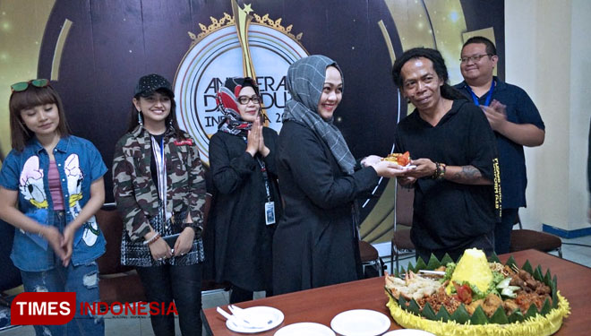 Tumpengan menandai akan digelarnya Anugerah Dangdut Indonesia MNCTV di Stadion Luar Kanjuruhan,  besok.  (FOTO: Widodo Irianto/TIMES Indonesia)