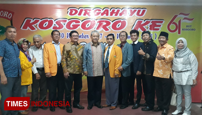 Hayono Isman berfoto bersama para pengurus KOSGORO yang hadir. (FOTO: Alfi Dimyati/TIMES Indonesia)