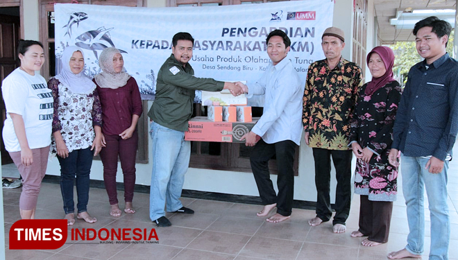 Tim pengabdian kepada Masyarakat saat memberikan bantuan alat-alat produksi kepada kelompok usaha Mina Rasa. (FOTO: Ruli Inayah for TIMES Indonesia)