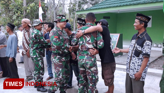 Satgas TMMD berpamitan dengan warga desa Balecatur, Gampingm Sleman Isak tangis mewarnai perpisahan itu. (FOTO: AJP/TIMES Indonesia)