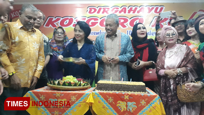 Ketua Umum Wanita KOSGORO Poppy Hayono Isman didampingi Hayono Isman dan para pengurus memotong tumpeng. (FOTO: Alfi Dimyati/TIMES Indonesia)