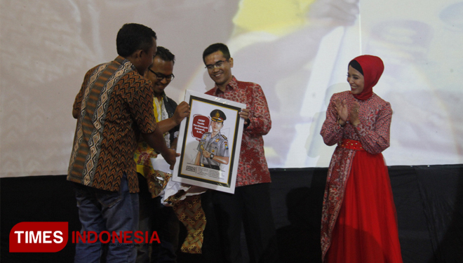 Perwakilan Jurnalis Bondowoso saat memberikam cindera mata kepada AKBP Taufik Herdiansyah Zeinardi S.I.K, yang dipindahtugaskan sebagai Kapolres Banyuwangi (FOTO: Moh Bahri/TIMES Indonesia) 
