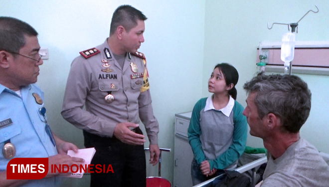 Petugas Imigrasi dan Polresta Probolinggo, memeriksa dokumen Boris Osmanov. (FOTO: Happy L. Tuansyah/TIMES Indonesia)