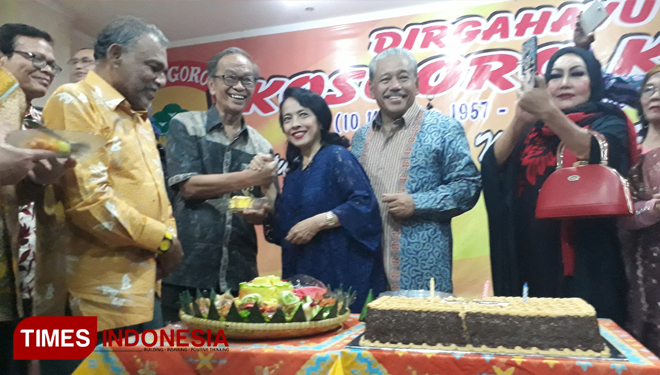 Ketua Wanita Kosgoro Poppy Hayono Isman memberikan potongan tumpeng pada pengurus Kosgoro Sarwono Kusuma didampingi Ketum PPK dan Waketum PPK. (FOTO: Alfi Dimyati/TIMES Indonesia)