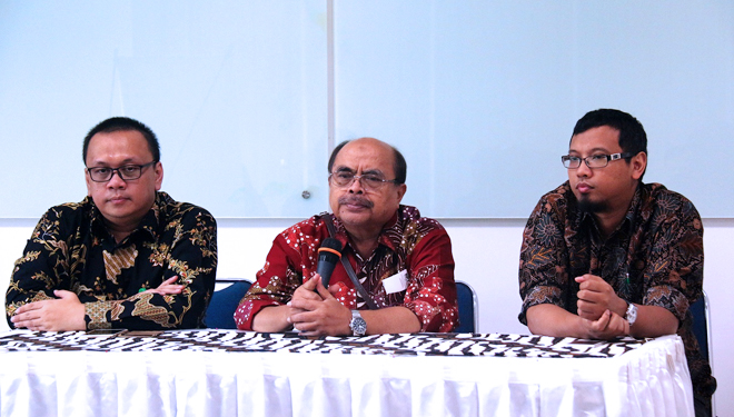 Ketua Baznas Prof. Dr. Bambang Sudibyo (tengah) saat jumpa pers usia membuka konferensi internasional tentang zakat di Kampus UGM Yogyakarta, Kamis (15/11/2018). (FOTO: Humas UGM/TIMES Indonesia)