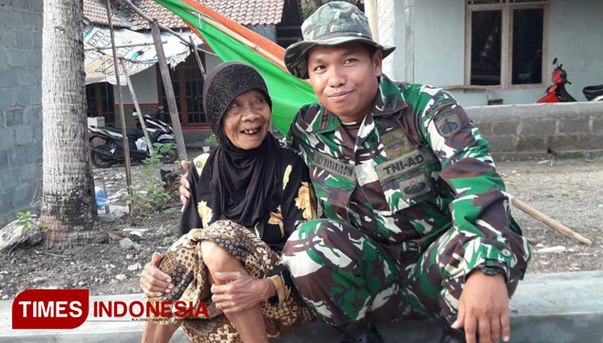 Anggota TNI Kodim Sleman bersama nenek, warga Desa Balecatur, Gamping, Sleman.. (FOTO: AJP/TIMES Indonesia)