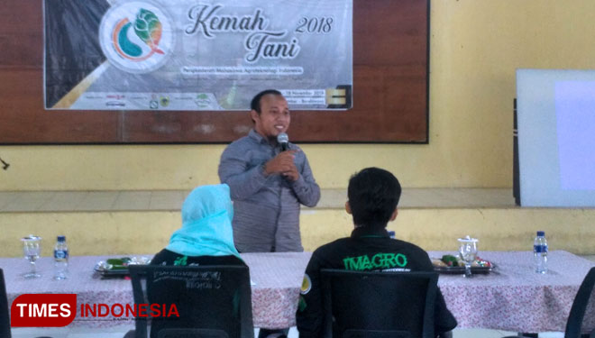 Salah seorang pembicara saat memberikan materi kepada ratusan peserta dalam acar Kemah Tani 2018 di Bondowoso Republik Kopi (FOTO: Moh Bahri/TIMES Indonesia) 