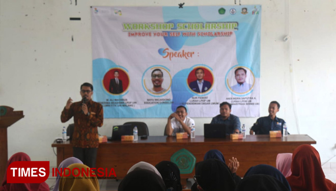 The presenter is delivering a speech in the scholarship workshop held by DEMA FITK UIN Malang. (PHOTO: AJP/TIMES Indonesia)