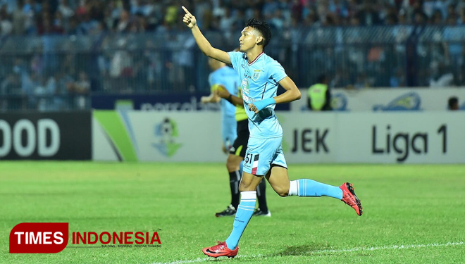 Striker Persela Lamongan Dendy Sulistyawan, merayakan gol ke gawang Arema FC, di Stadion Surajaya Lamongan, Jumat, (16/11/2018). (FOTO: MFA Rohmatillah/TIMES Indonesia)