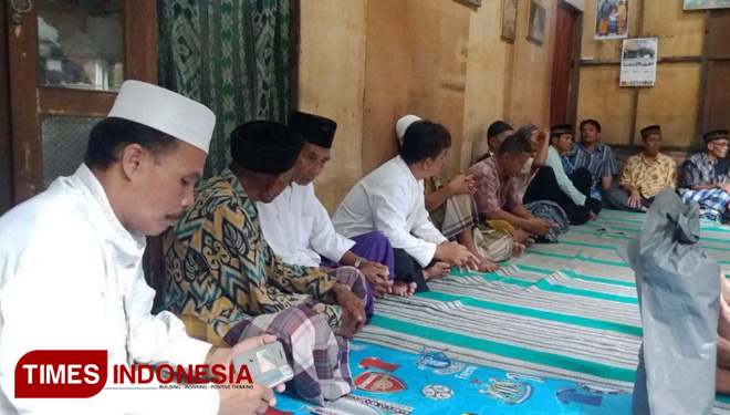 Doa bersama di rumah Kepala Dusun Temuwuh Kidul, Desa Balecatur, Kecamatan Gamping, Sleman. (FOTO: AJP/TIMES Indonesia)